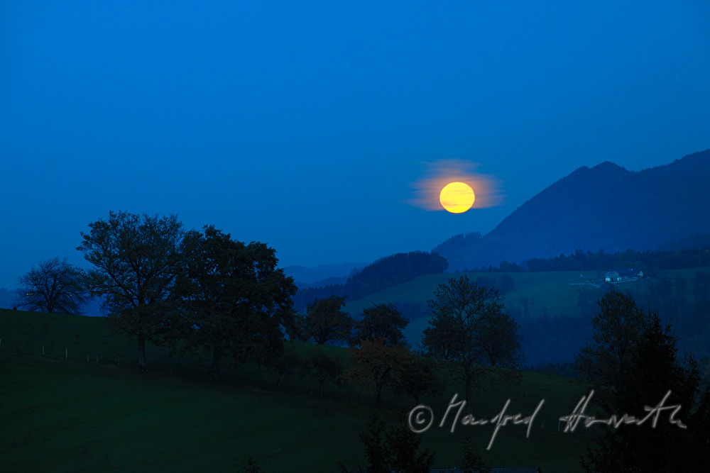Vollmond über der Hügellandschaft