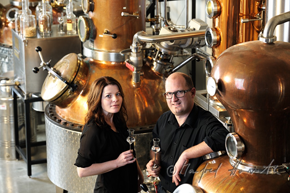 Doris Hausberger und Josef Farthofer bei der Destillieranlage