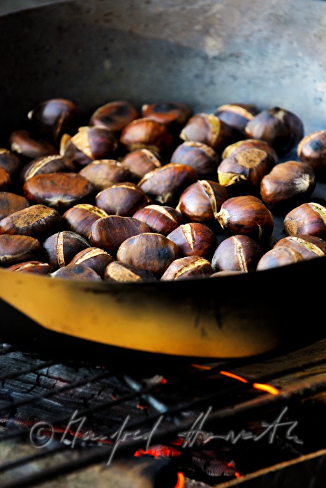 Maronibraten beim Kastanienfest im Wald