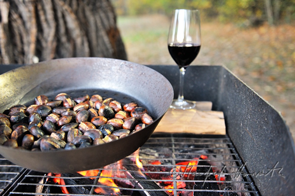 Maronibraten beim Kastanienfest im Wald