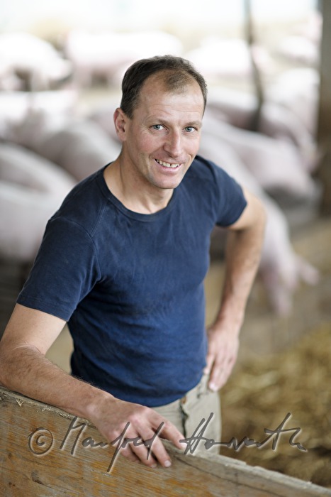 der Bauer und Firmengründer Franz Habel in seinem Schweinestall