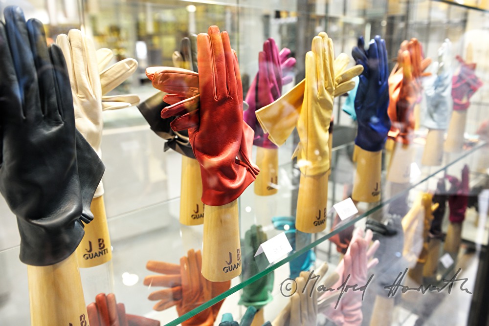 Damen-Handschuhe in einer Auslage