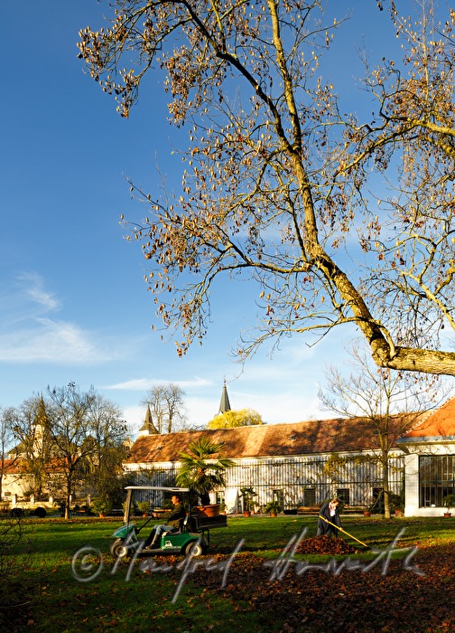 Gartenarbeit im Schaugarten der Gudenus'schen Gutsverwaltung