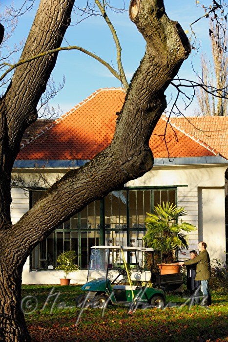 Gartenarbeit im Schaugarten der Gudenus'schen Gutsverwaltung