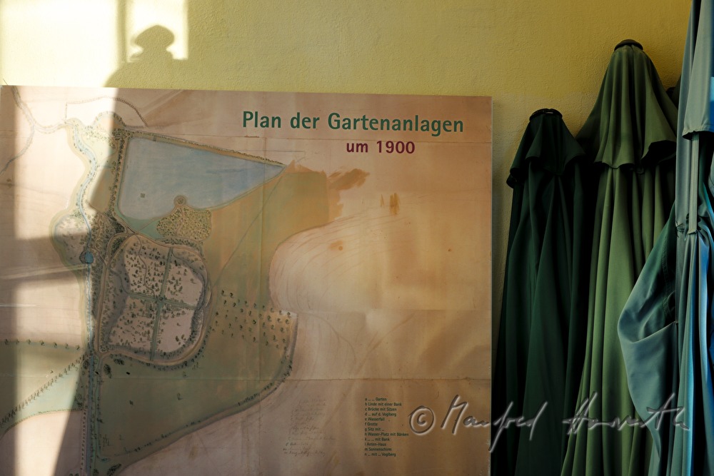 Plan und Sonnenschirme in der Orangerie von Schloss Mühlbach