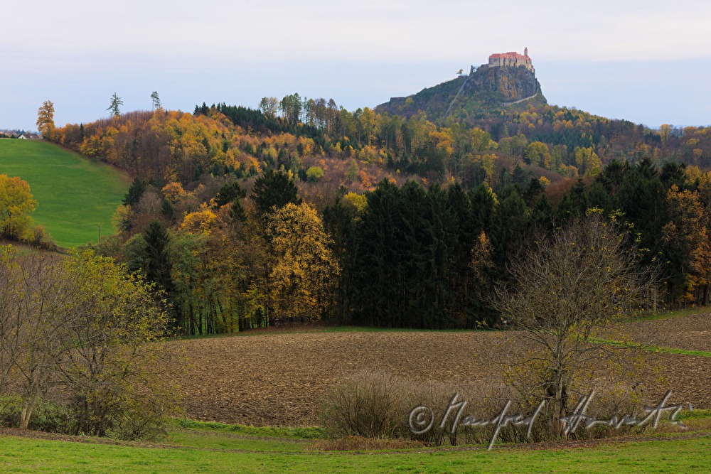Burg Riegersburg und Herbstwald