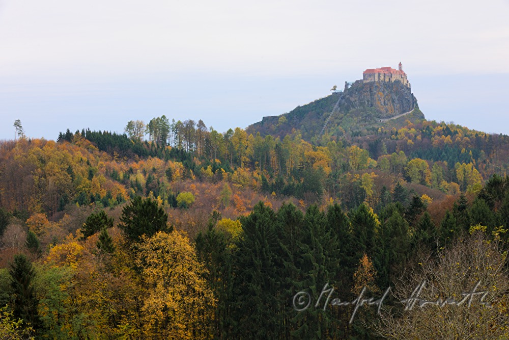 Burg Riegersburg und Herbstwald