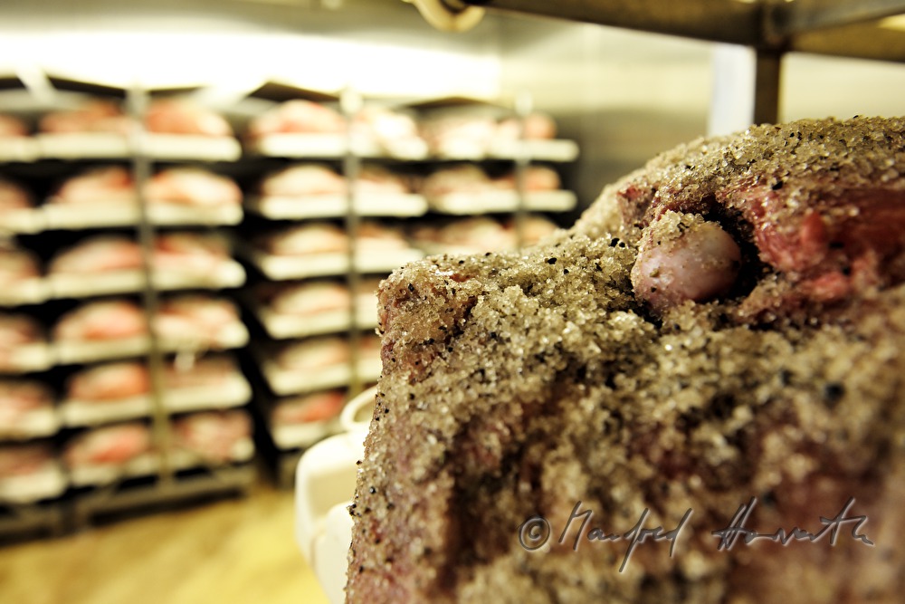eingesalzene Schweineschlögel im Trockenraum