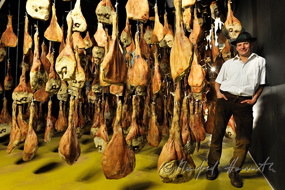 Franz Habel im Reiferaum mit Vulcano Rohschinken