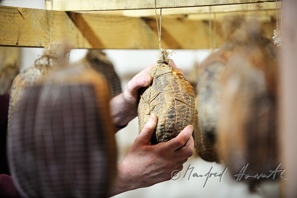 Fleischermeister mit Porcella Rohschinken