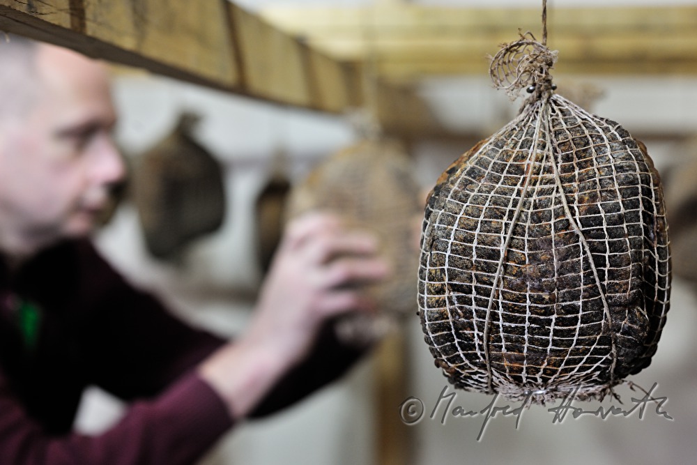 Fleischermeister mit Porcella Rohschinken