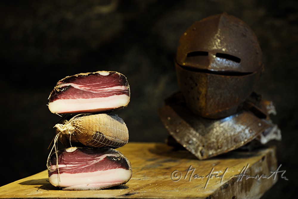 Porcella Rohschinken und Ritterrüstung im Verkostungsraum