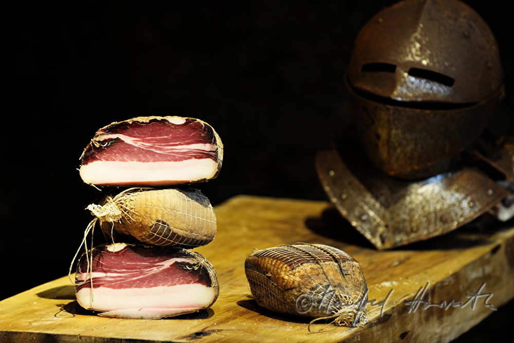 Porcella Rohschinken und Ritterrüstung im Verkostungsraum