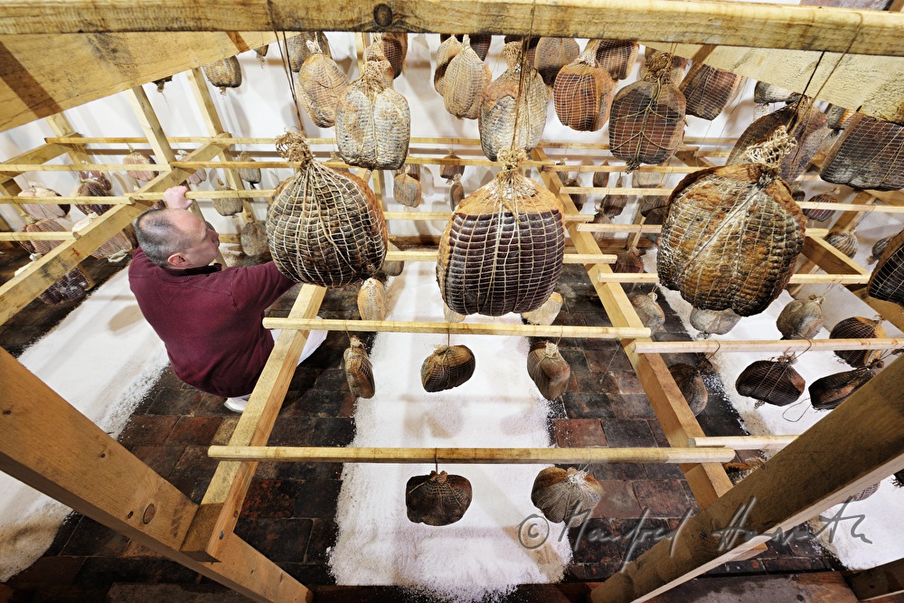 Fleischermeister mit Porcella Rohschinken