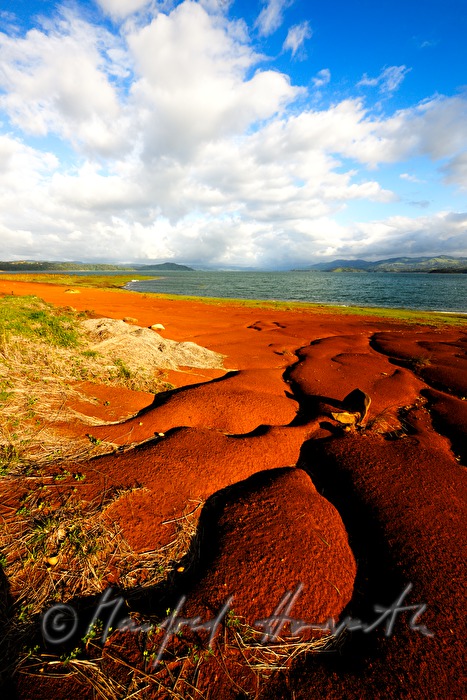 Ufer des Stausee mit Rinnen durch Wind-Erosion