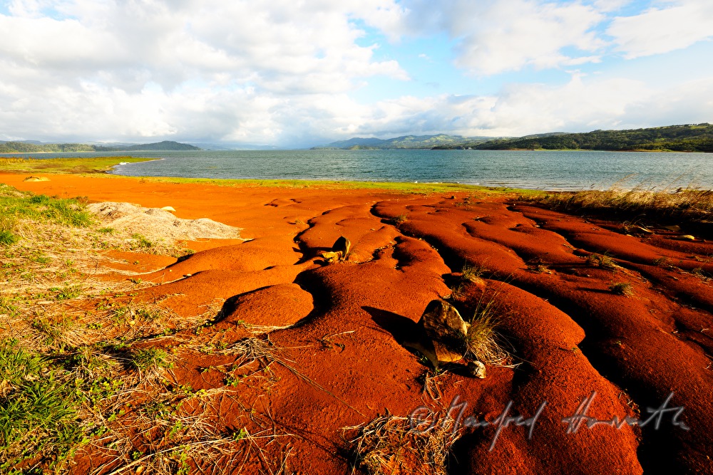 Ufer des Stausee mit Rinnen durch Wind-Erosion