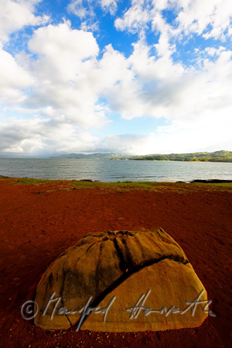Ufer des Stausee mit Rinnen durch Wind-Erosion