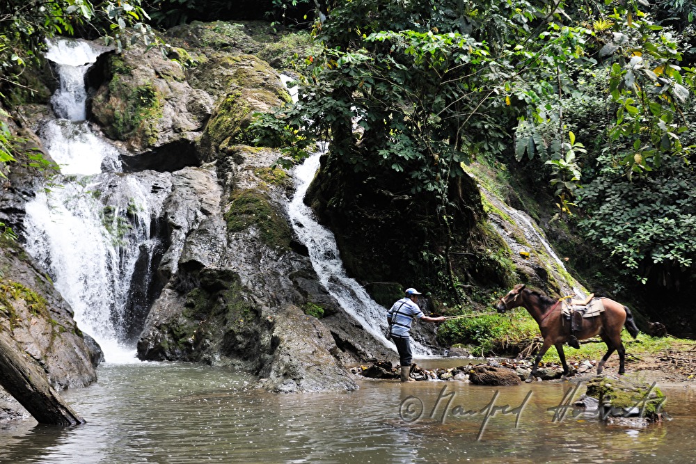 Reiter beim Chorro Wasserfall