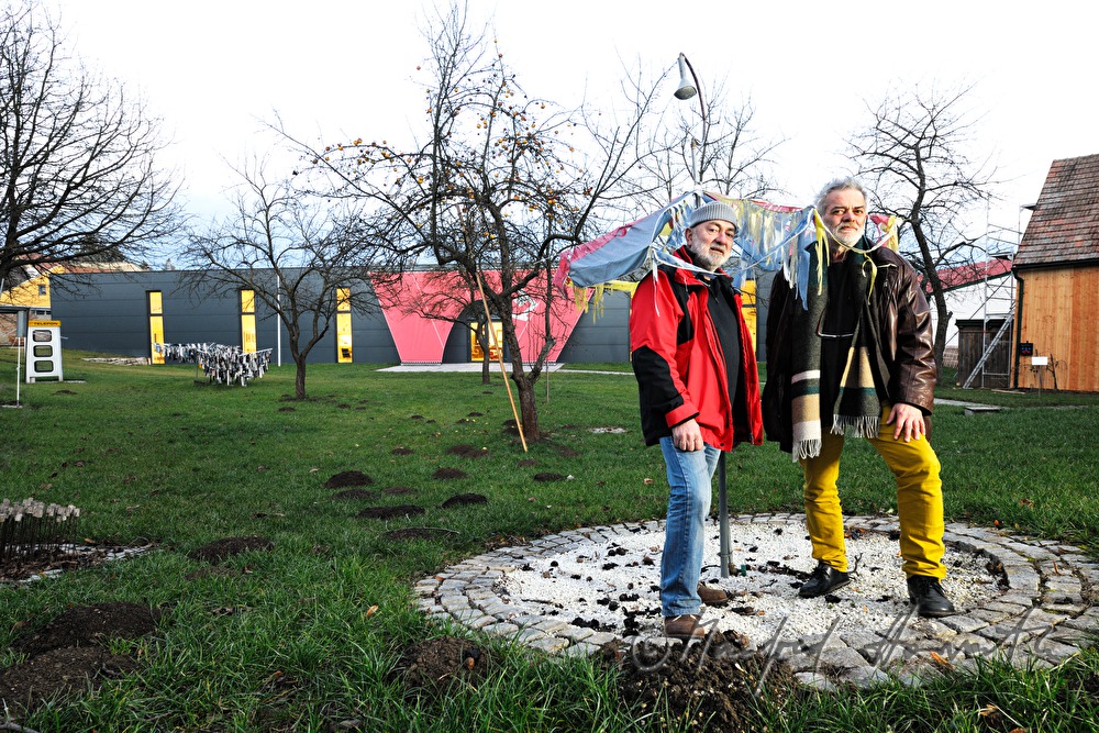 Gottfried Umschaid und Fritz Gall vor dem Museum