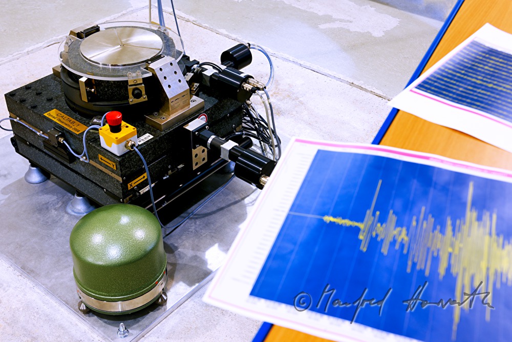 Seismometer (grün) und Seismogramm im Vordergrund  (Fukushima Katastrophe)