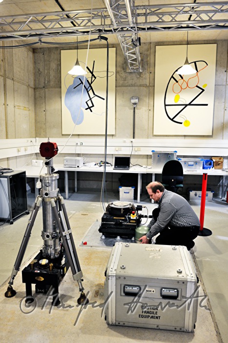 Dr Roman Leonhardt mit einem Seismometer