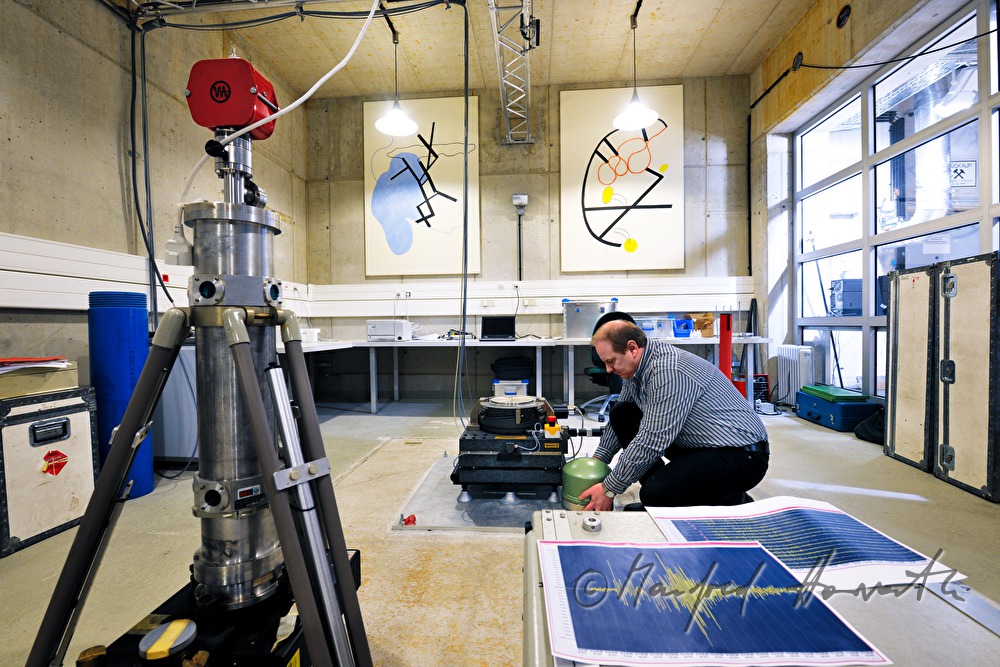 Seismometer (grün) und Seismogramm im Vordergrund  (Fukushima Katastrophe)