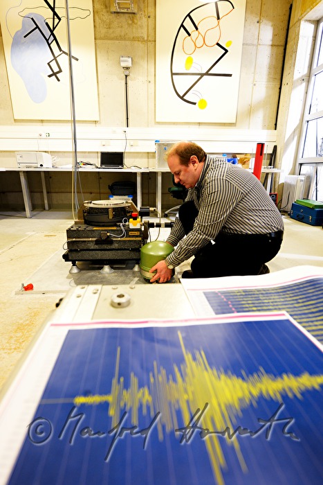 Seismometer (grün) und Seismogramm im Vordergrund  (Fukushima Katastrophe)
