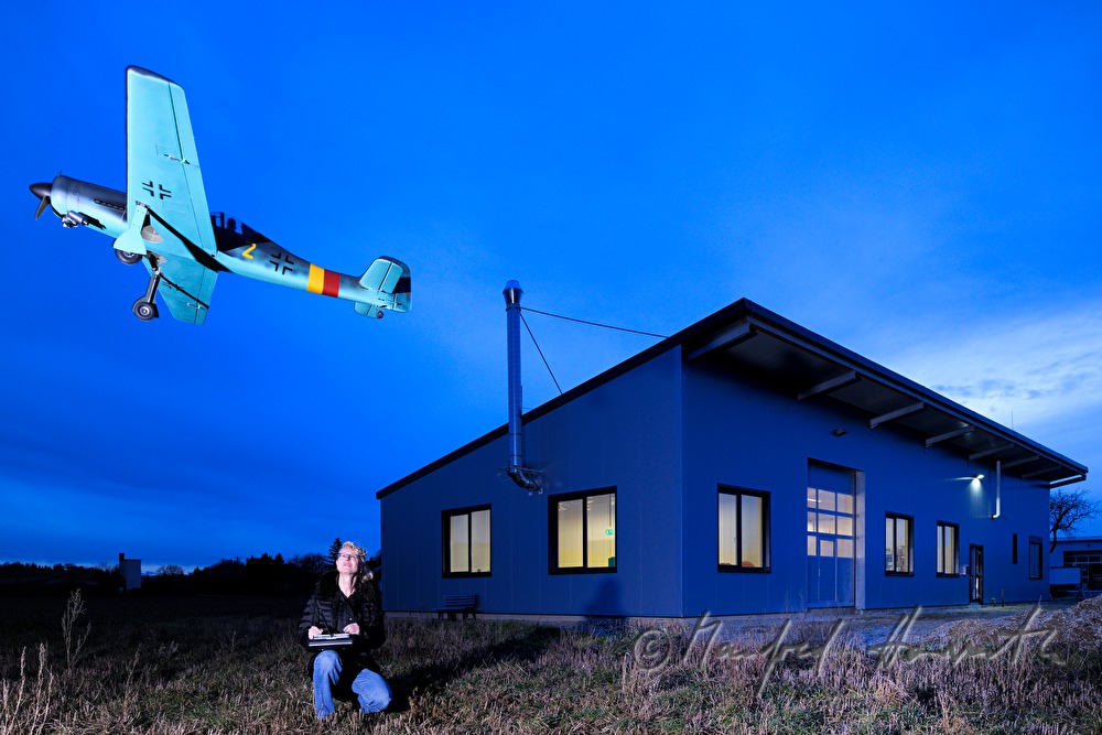 Testflug mit dem Modellflugzeug mit 12-Zylinder-Motor