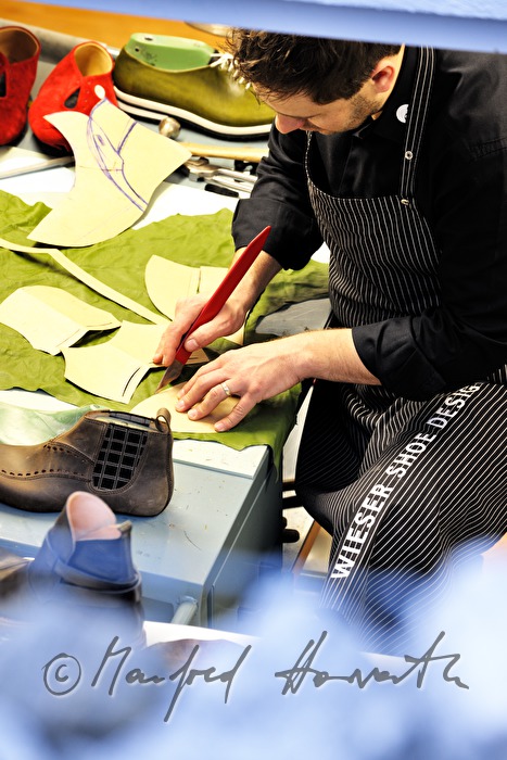 Schuhmacher Gerhard Wieser in der Werkstatt