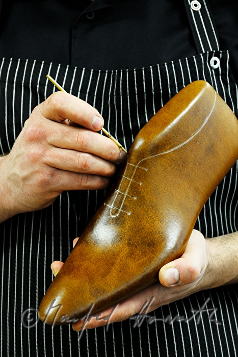 Fertigung von Massschuhen aus einem einzigen Stück Leder