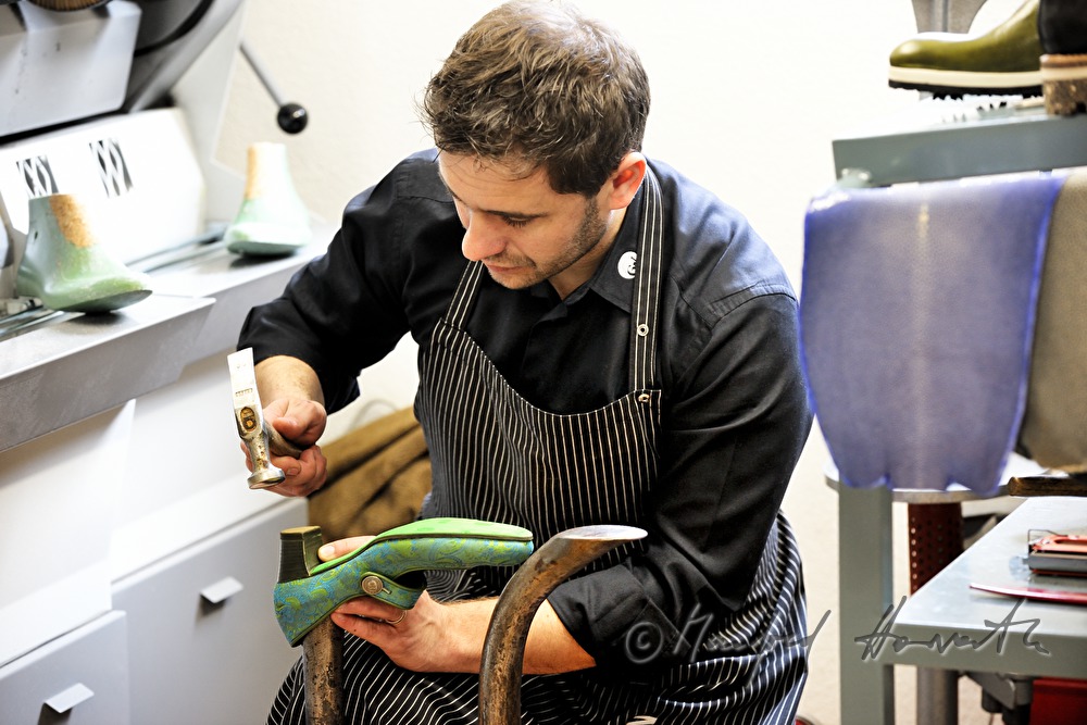 Schuhmacher Gerhard Wieser in der Werkstatt