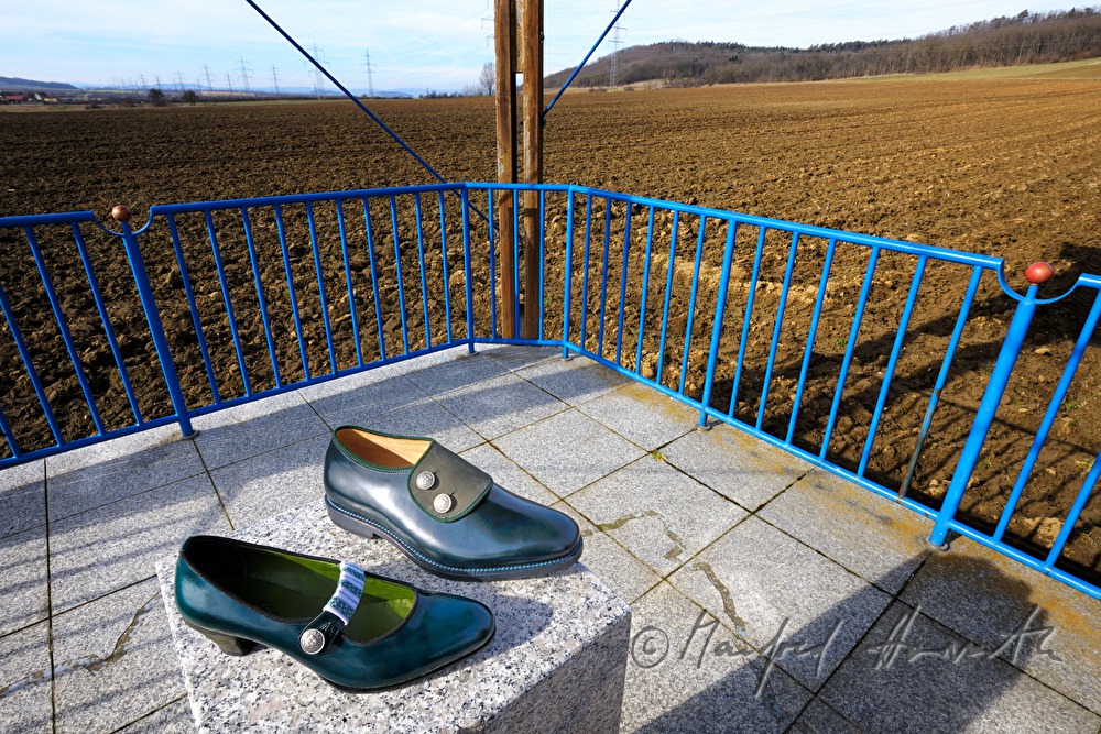 Schuhe des Schuhdesigners Wieser am geogr. Mittelpunkt von NÖ