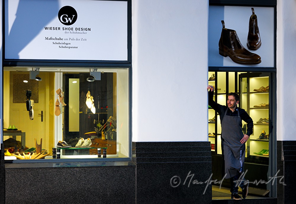 Schuhmacher Gerhard Wieser vor seinem Laden