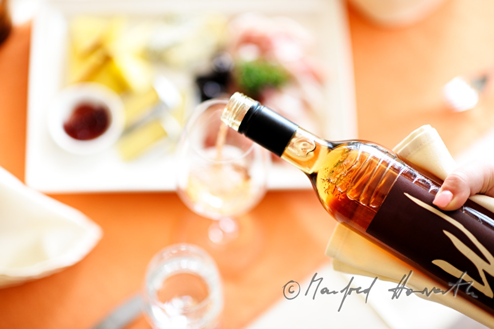 Sommelier schenkt Schilcher ein