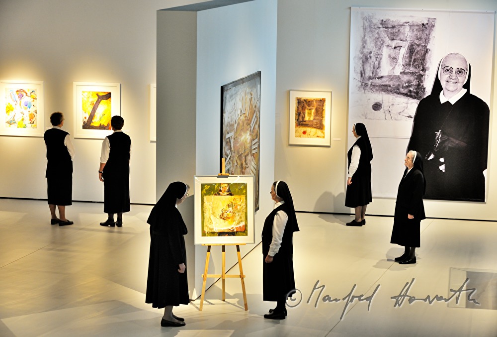 Ordensschwestern in der Ausstellung von Elfriede Ettl
