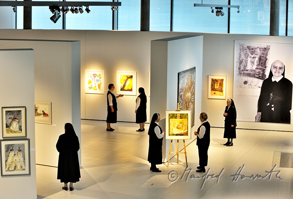 Ordensschwestern in der Ausstellung von Elfriede Ettl