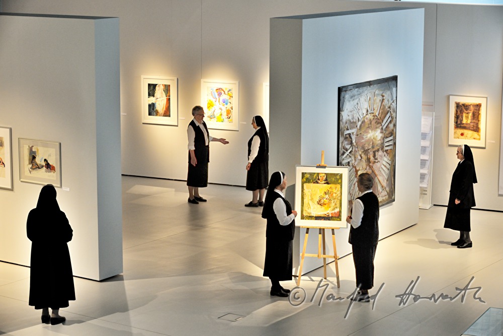 Ordensschwestern in der Ausstellung von Elfriede Ettl