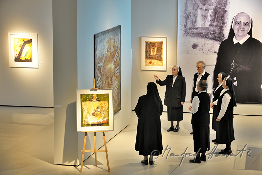 Ordensschwestern in der Ausstellung von Elfriede Ettl
