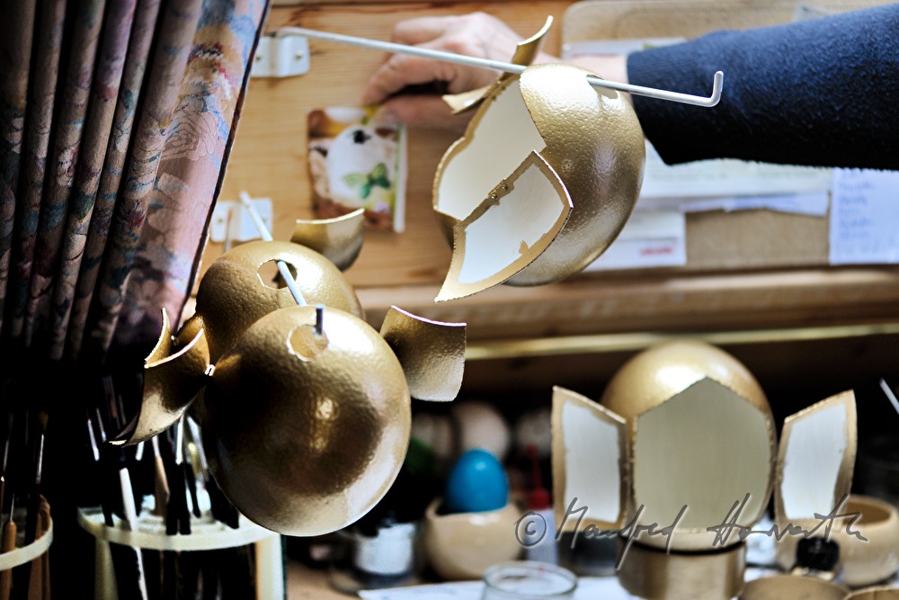 golden lackierte Strausseneier in der Ostreier-Manufaktur Reiner