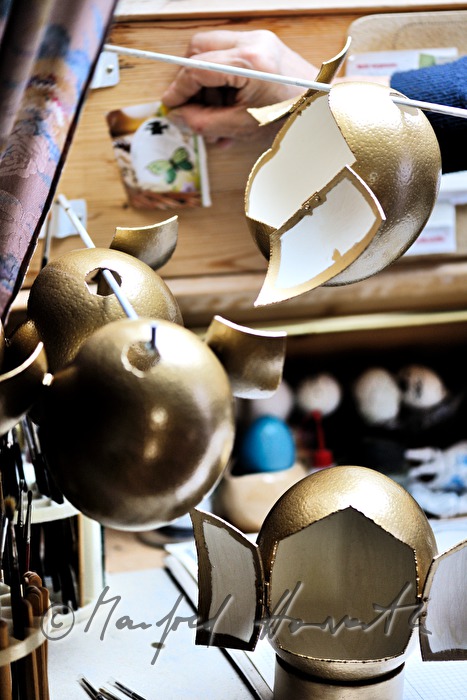 golden lackierte Strausseneier in der Ostreier-Manufaktur Reiner