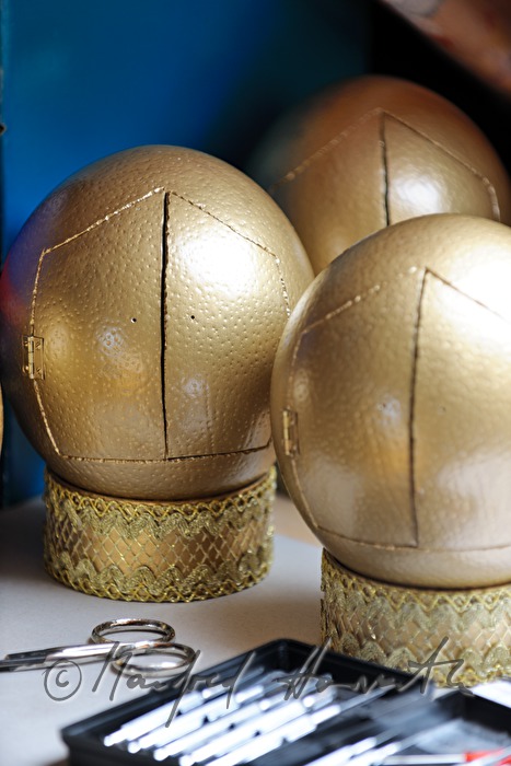 golden lackierte Strausseneier in der Ostreier-Manufaktur Reiner