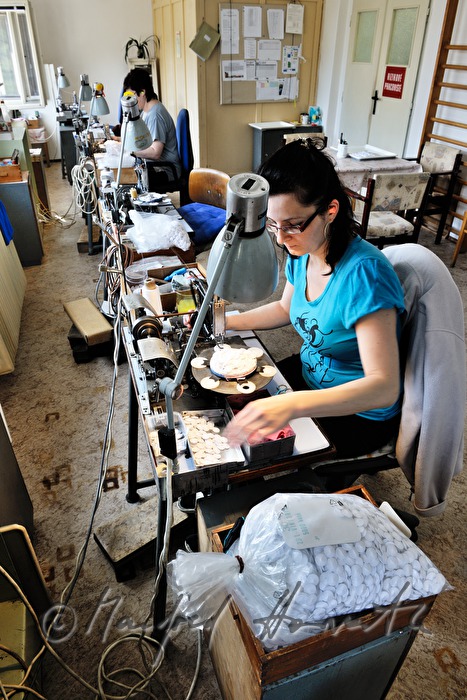 Arbeiterin in der Zwirnknopf-Fabrik Slesinger