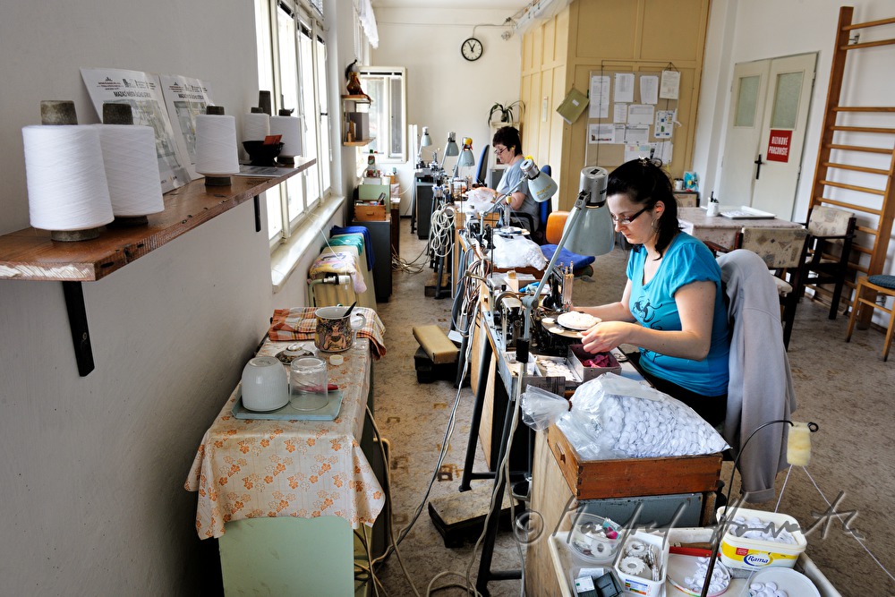 Arbeiterin in der Zwirnknopf-Fabrik Slesinger