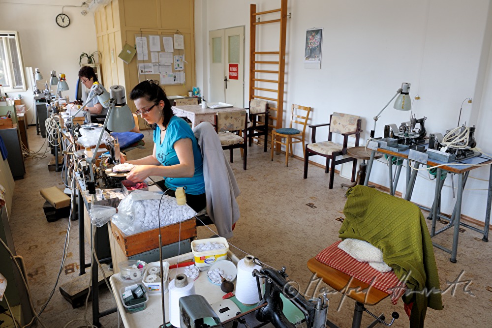 Arbeiterin in der Zwirnknopf-Fabrik Slesinger