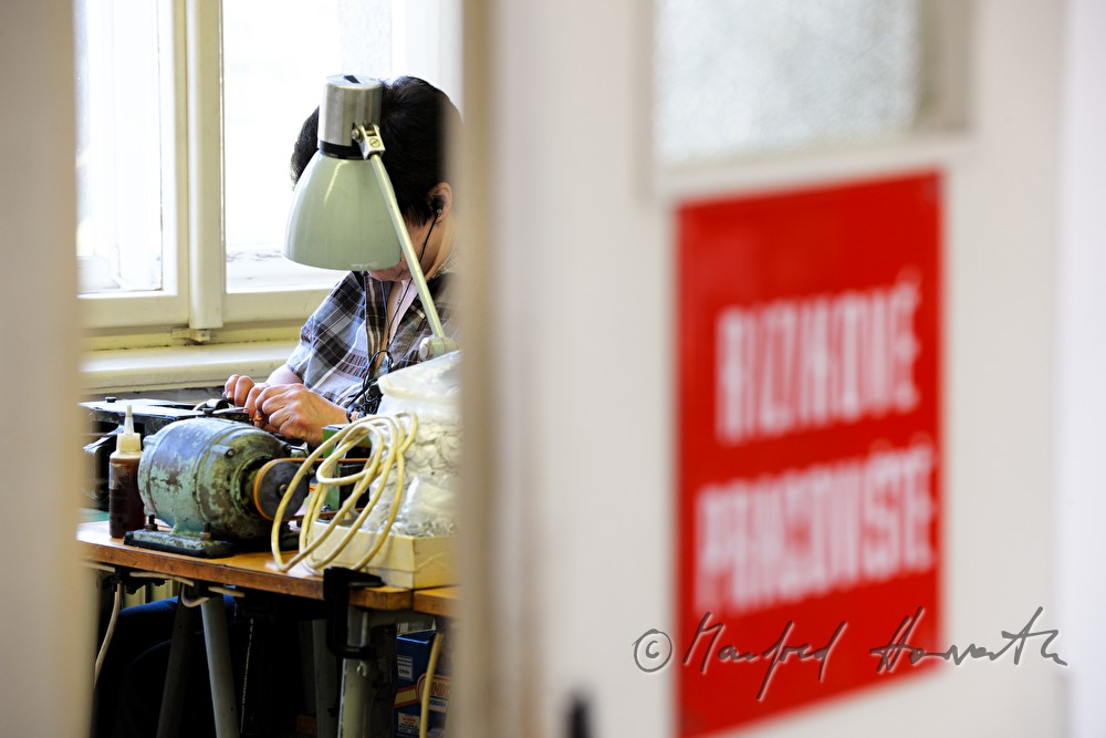 Arbeiterin in der Zwirnknopf-Fabrik Slesinger