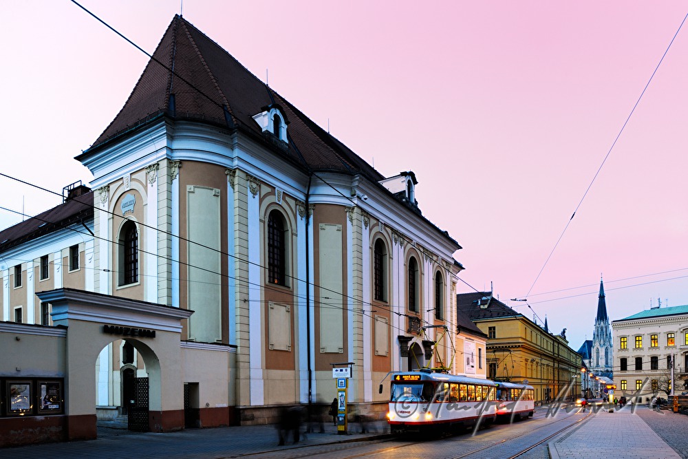 Strassenbahn und Wenzelsdom in der Ulice Denisova