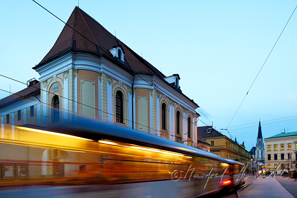Strassenbahn und Wenzelsdom in der Ulice Denisova
