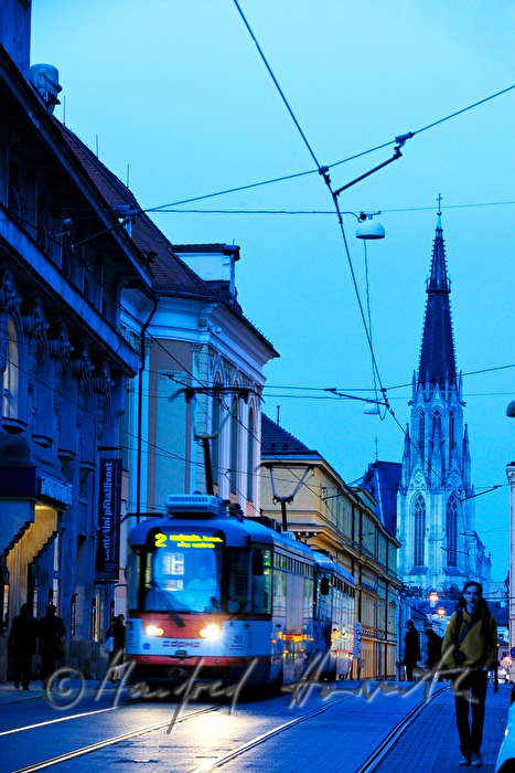 Strassenbahn und Wenzelsdom in der Ulice Denisova