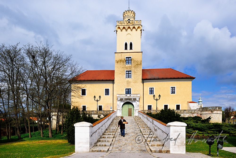 Archäöloge kommt aus dem Schloss Dürnkrut