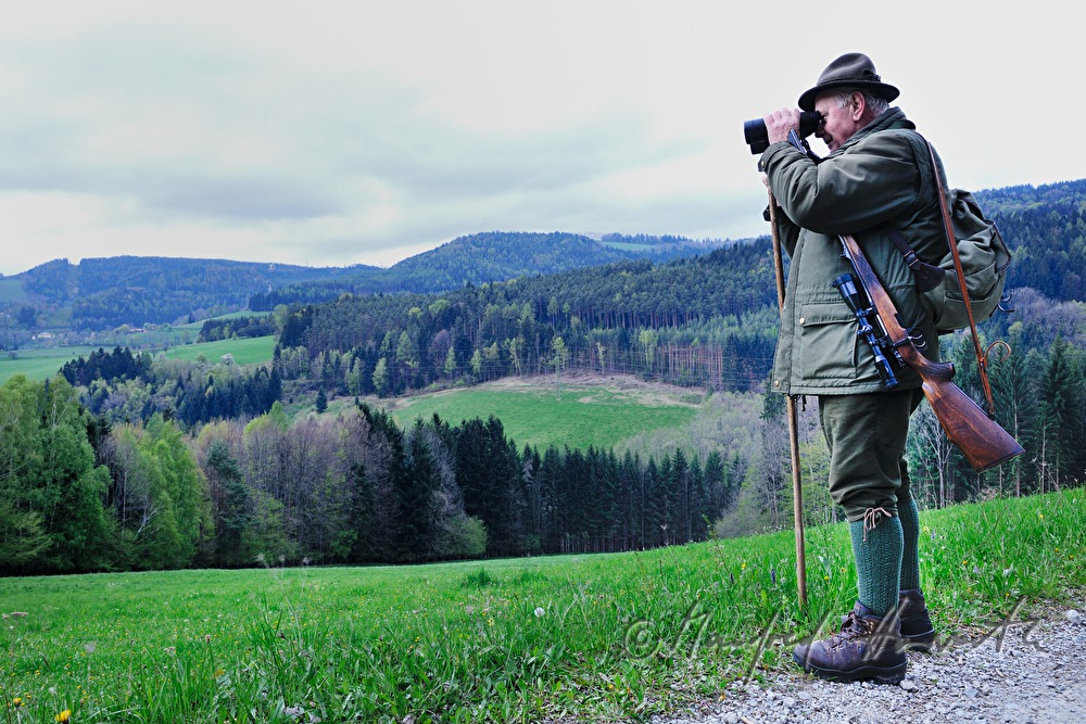 Jäger beobachtet das Wild im Morgengrauen
